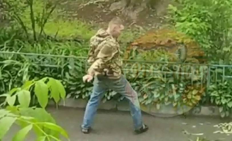 «Орет, хватается за голову»: неадекватное поведение мужчины напугало жителей Владивостока