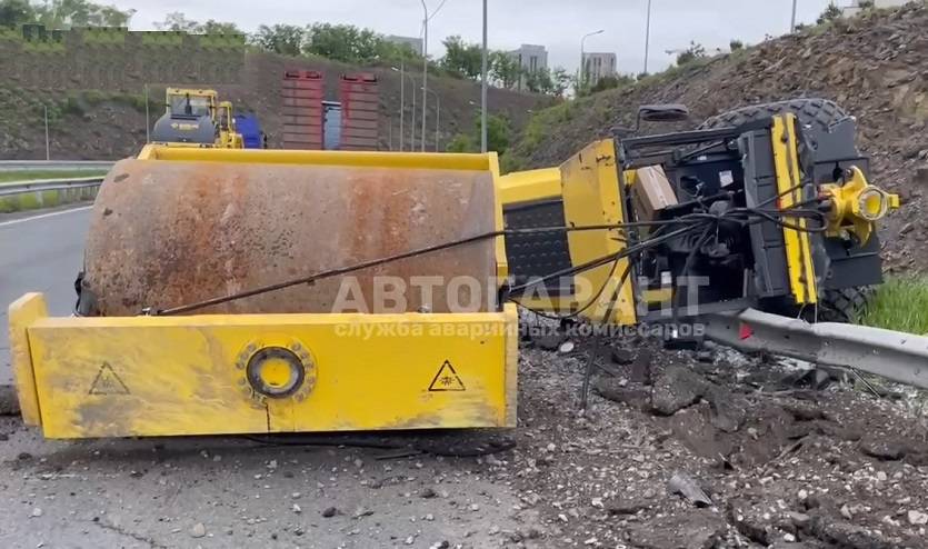 Каток «выпал» из прицепа Volvo на дороге Владивостока Каток «выпал» из прицепа Volvo на дороге Владивостока