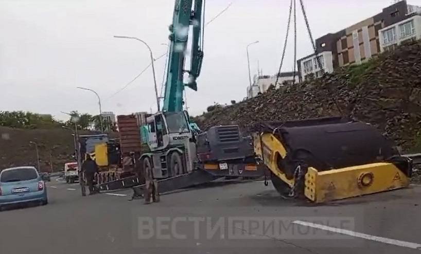 Полоса перекрыта: последствия серьезного ДТП устраняют на дороге Владивостока Полоса перекрыта: последствия серьезного ДТП устраняют на дороге Владивостока