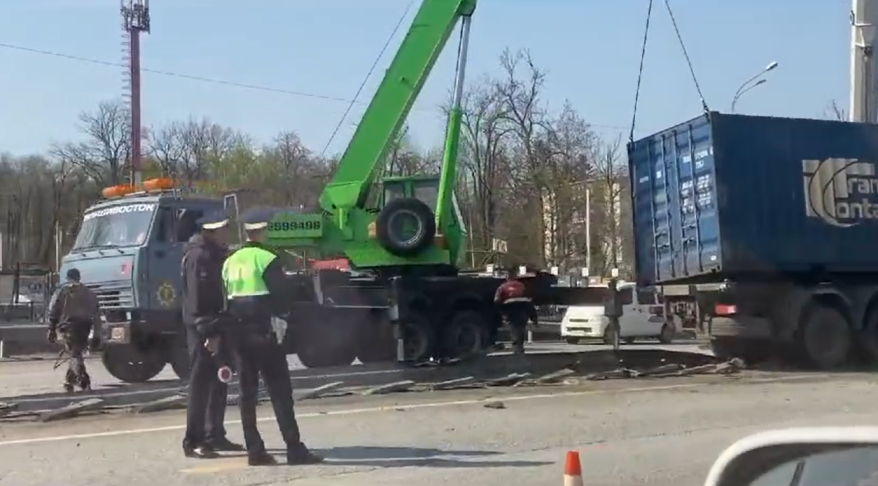 Мощная пробка образовалась из-за ДТП на федеральной трассе в пригороде Владивостока