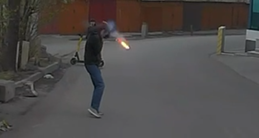 Подростки расстреляли автомобиль из сигнальной ракетницы во Владивостоке