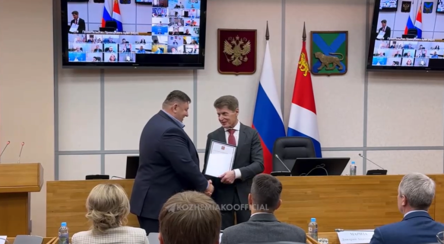 Олег Кожемяко вручил приморцам награды за вклад в ход СВО