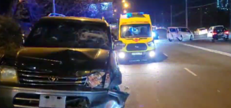 Пострадали двое: пьяный водитель крузака протаранил Esquire во Владивостоке Пострадали двое: пьяный водитель крузака протаранил Esquire во Владивостоке