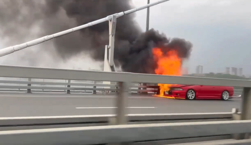 Дорогой автомобиль полыхает на Русском мосту во Владивостоке