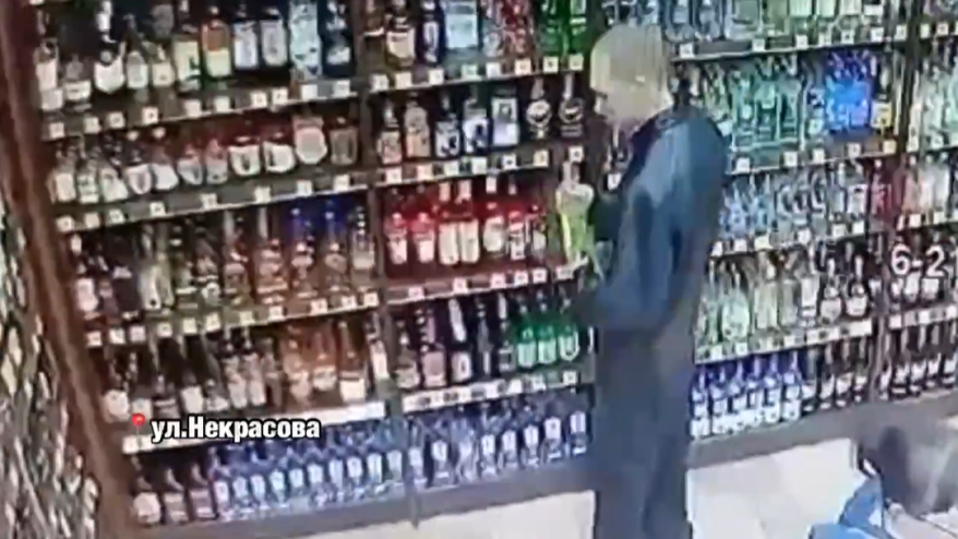 "Ему бы в цирке работать": ловкий трюк продемонстрировал мужчина в алкомаркете Уссурийска