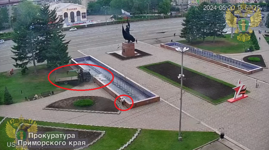 "Люди разбегались в разные стороны": грузовик протаранил машину и влетел в фонтан в Приморье