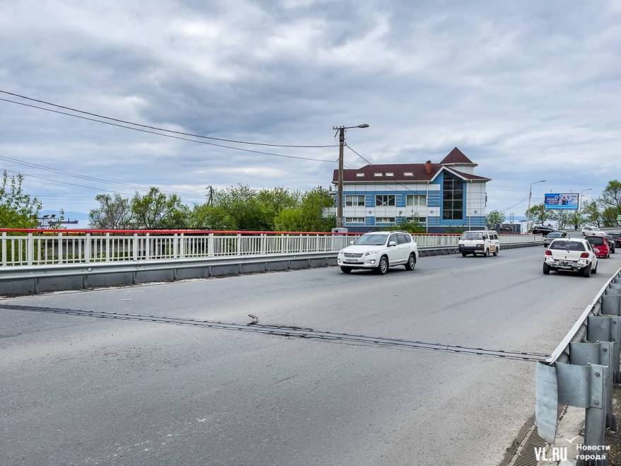 Во Владивостоке разваливается только что отремонтированный мост