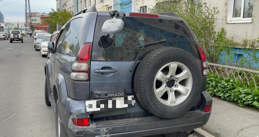 "Сильно газанула": автоледи на Land Cruiser устроила массовое ДТП во Владивостоке