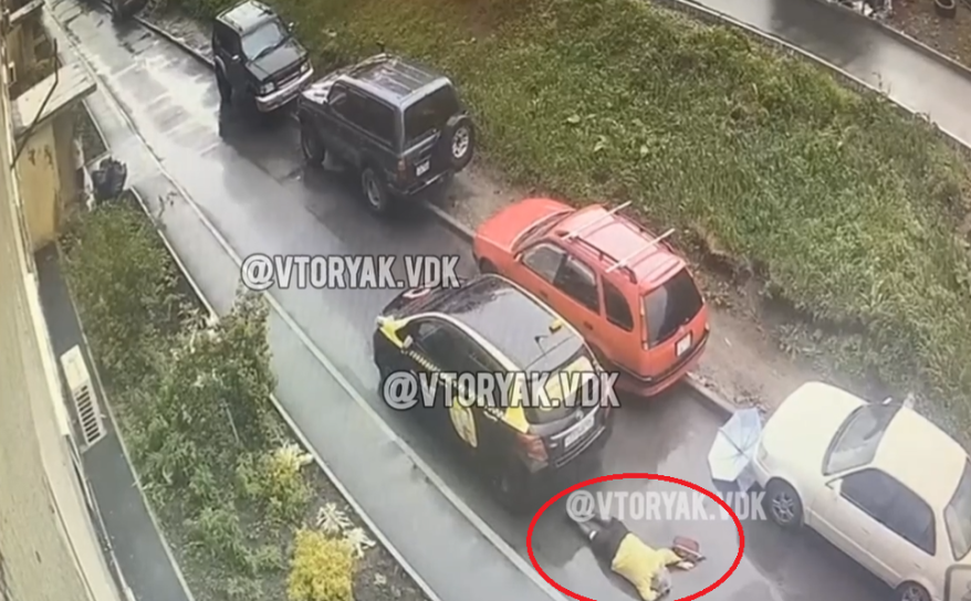 Тело на асфальте: чудовищный инцидент произошел на придомовой территории во Владивостоке