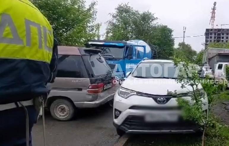 Бетоносмеситель без водителя протаранил несколько припаркованных авто Бетоносмеситель без водителя протаранил несколько припаркованных авто