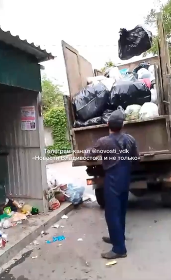 Во Владивостоке водитель мусоровоза "жонглировал" мешками с мусором
