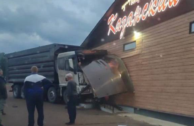 Большегруз влетел в здание супермаркета в Приморье