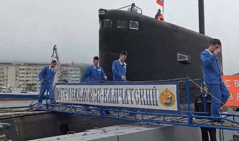 В эти минуты: экипаж подводной лодки Петропавловск-Камчатский сходит на берег во Владивостоке В эти минуты: экипаж подводной лодки Петропавловск-Камчатский сходит на берег во Владивостоке