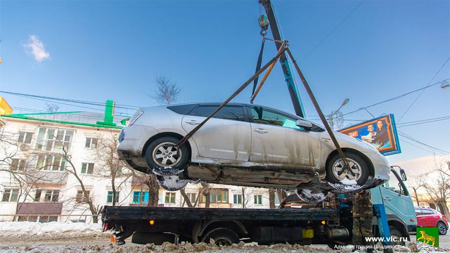 Брошенные автомобили можно теперь эвакуировать во Владивостоке на законных основаниях