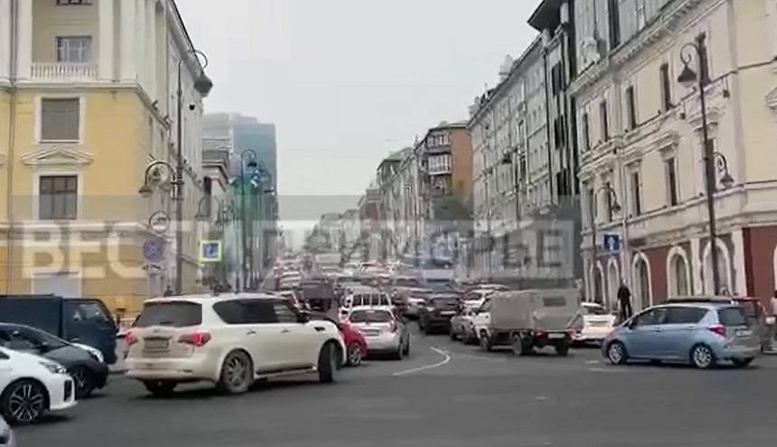 Встали, все колом: Владивосток сковали огромные пробки