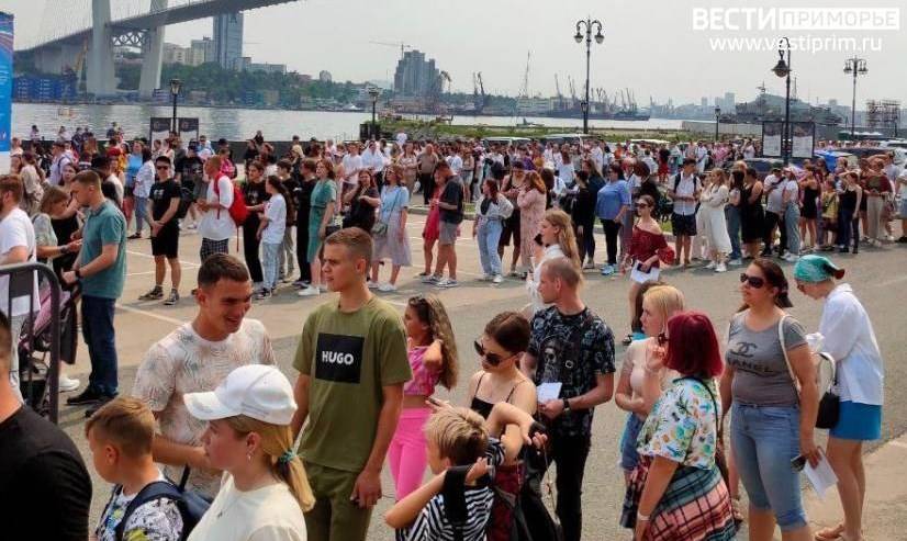 Приморцы просят губернатора отменить концерт «скандального» исполнителя песен