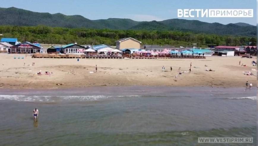 Вода в море на популярном пляже покрыта пленкой нефтепродуктов Вода в море на популярном пляже покрыта пленкой нефтепродуктов