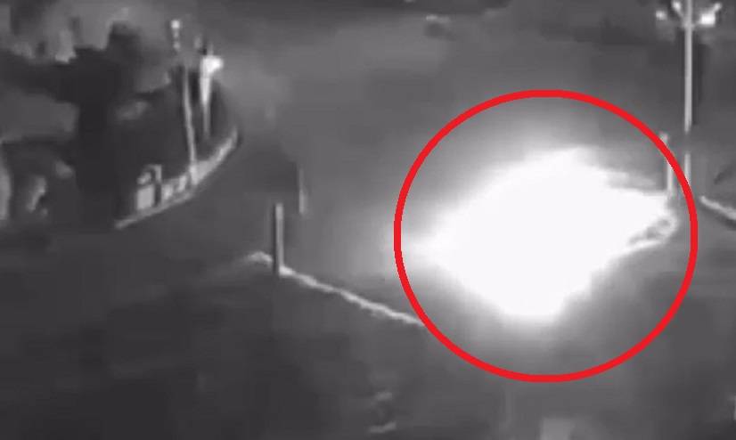 Porsche Cayenne вспыхнул после наезда на клумбу (видео) Porsche Cayenne вспыхнул после наезда на клумбу (видео)