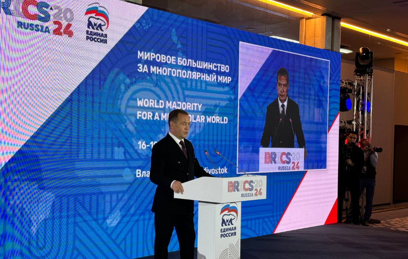 Медведев предложил сформировать программу совместных действий для отражения глобальных вызовов и угроз Медведев предложил сформировать программу совместных действий для отражения глобальных вызовов и угроз
