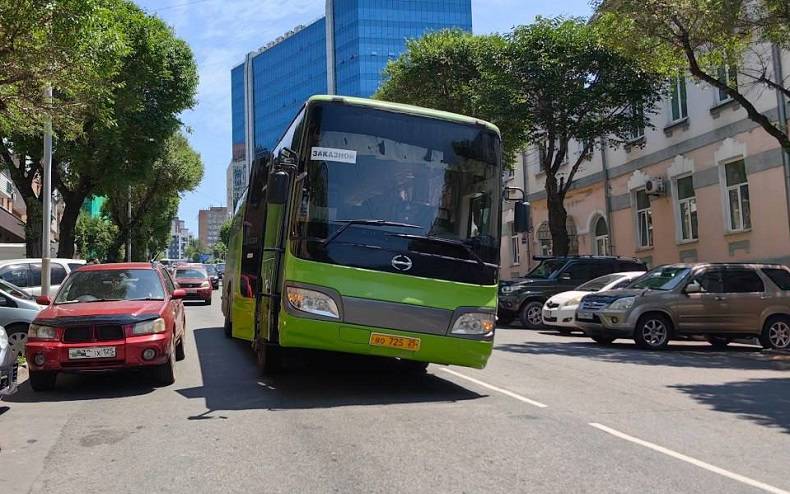 Автобус попал в провал на дороге Владивостока, собирается пробка