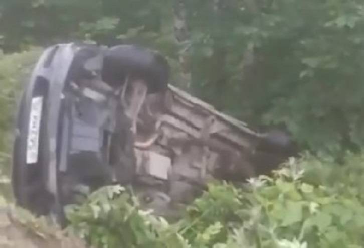 Жуткая авария на трассе в Приморье: машины - в кювете (видео)