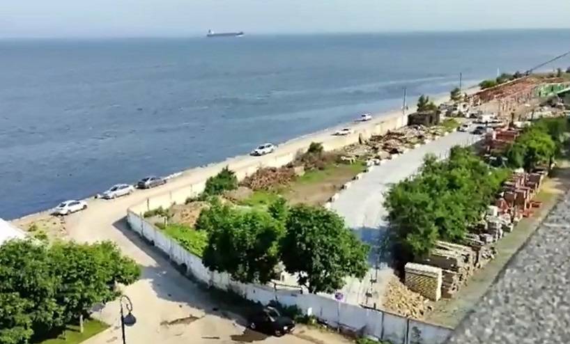 Шикарную дорогу, упирающуюся в забор, обнаружили во Владивостоке