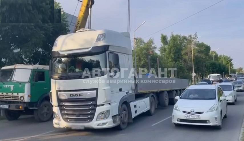 Зажало кабину тягача: серьезное ДТП спровоцировало огромную пробку Зажало кабину тягача: серьезное ДТП спровоцировало огромную пробку
