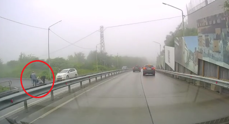 Мужчина лежит на дороге во Владивостоке