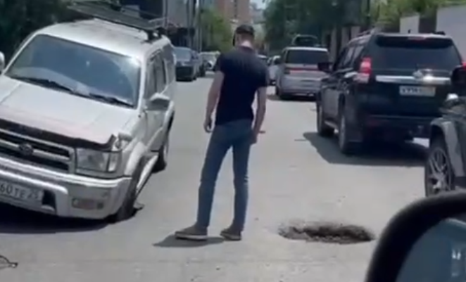 Внедорожник попал в «ловушку» в центре Владивостока
