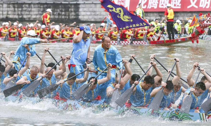 Китай готовится к одному из самых ярких праздников – «Дуань У» – с гонками на лодках-драконах Китай готовится к одному из самых ярких праздников – «Дуань У» – с гонками на лодках-драконах