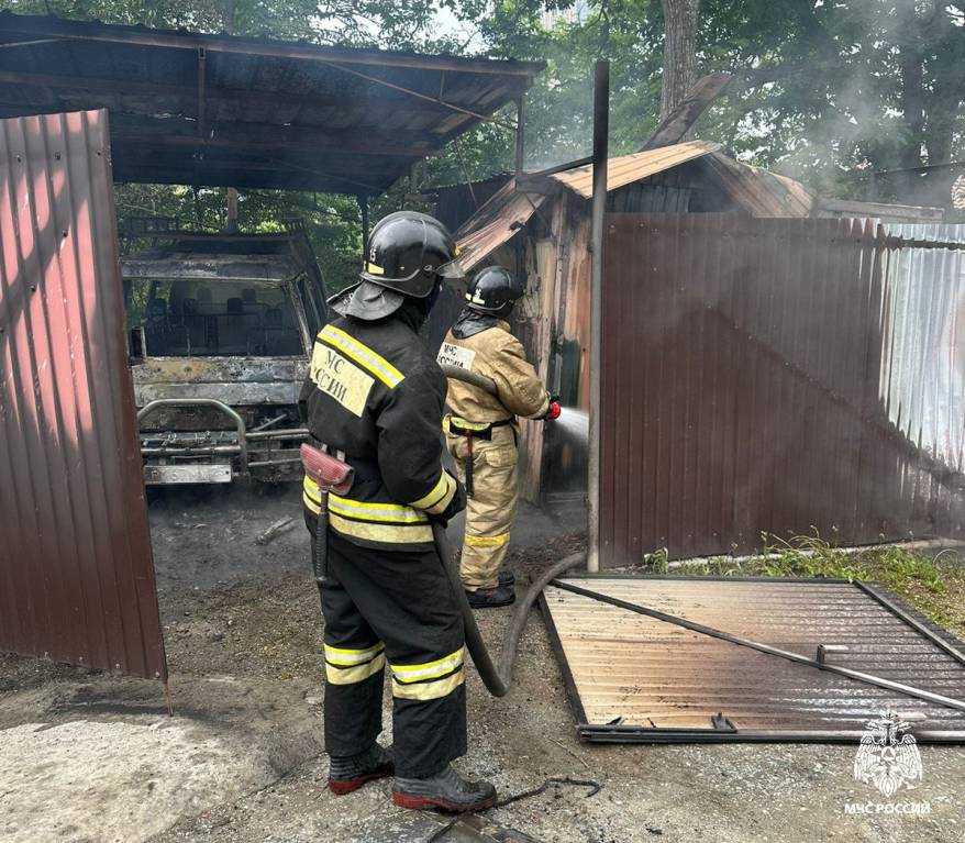 Пожар произошел на территории частного домовладения в пригороде Владивостока