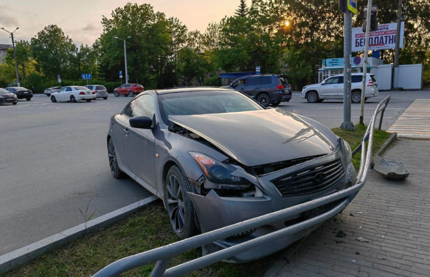 Дорогое ДТП в Приморье: женщину спасли леера