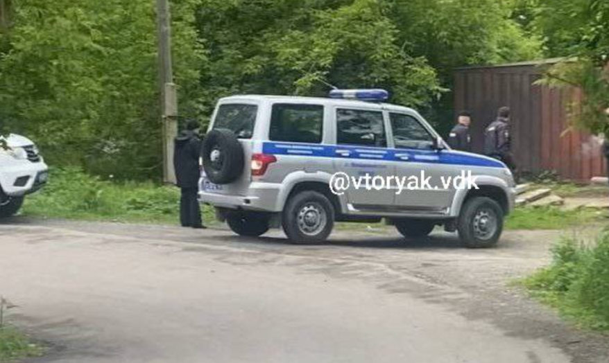 Гранатомет? Опасную находку обнаружили на улице Владивостока Гранатомет? Опасную находку обнаружили на улице Владивостока
