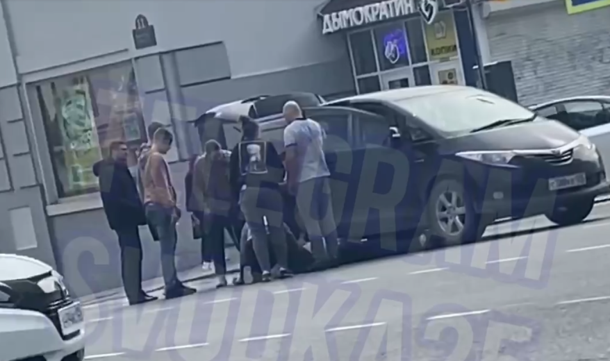 В центре Владивостока на улице горожане откачивают мужчину