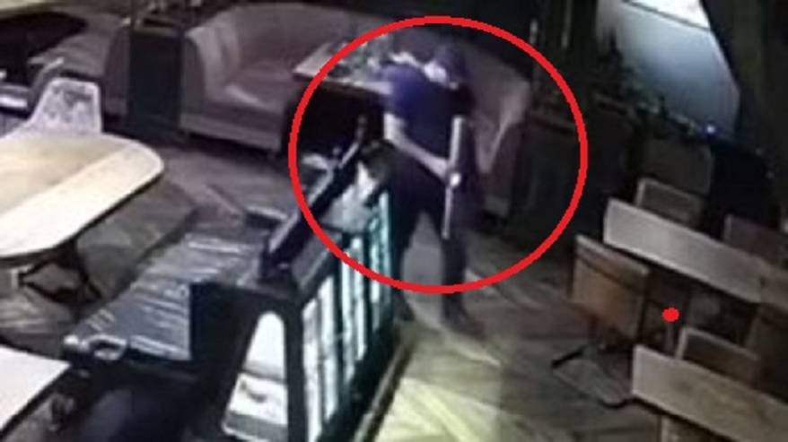 «Уникальная перечница»: инцидент в ресторане попал на камеру и ввел в недоумение «Уникальная перечница»: инцидент в ресторане попал на камеру и ввел в недоумение