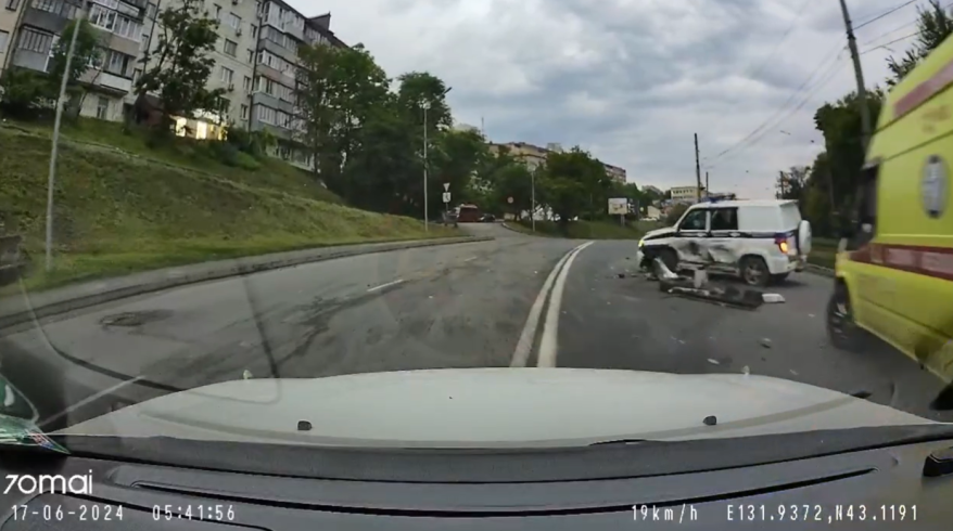 Серьезное ДТП с участием полицейской машины во Владивостоке сковало огромную автопробку