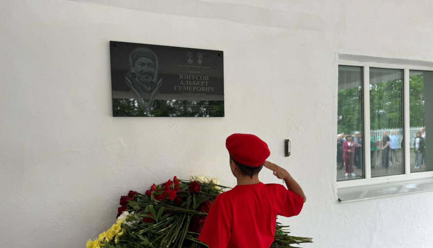 В Приморье увековечили память главы теризбиркома, погибшего в зоне СВО В Приморье увековечили память главы теризбиркома, погибшего в зоне СВО