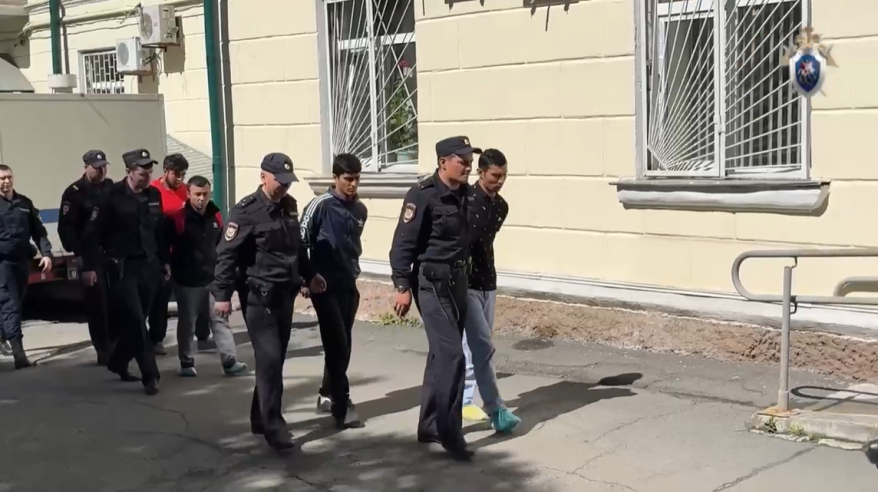 Все обвиняемые в изнасиловании девушки на Шаморе заключены под стражу Все обвиняемые в изнасиловании девушки на Шаморе заключены под стражу
