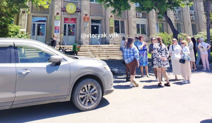 Во Владивостоке экстренно эвакуировали людей из здания районной администрации