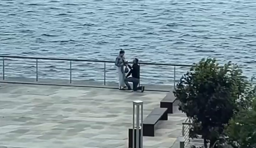 Романтическая сцена во Владивостоке случайно попала на видео