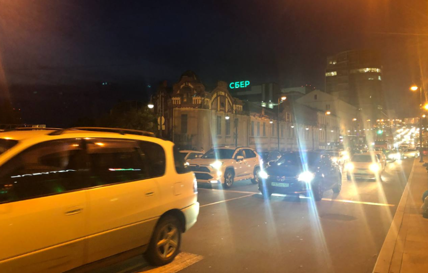 Коловая пробка в центре Владивостока парализовала движение автотранспорта