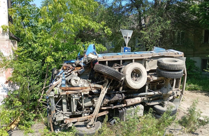 Разнёс на полном ходу: страшную аварию устроил водитель грузовика в Приморье