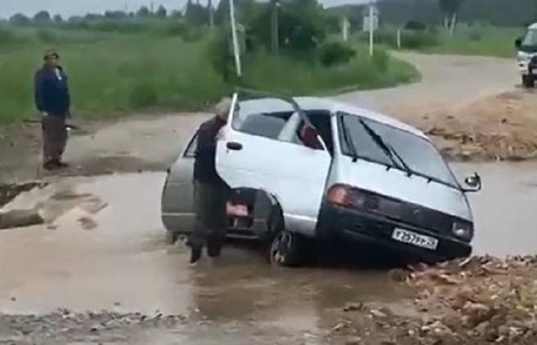 Микроавтобус угодил в промоину на затопленной дороге (видео) Микроавтобус угодил в промоину на затопленной дороге (видео)