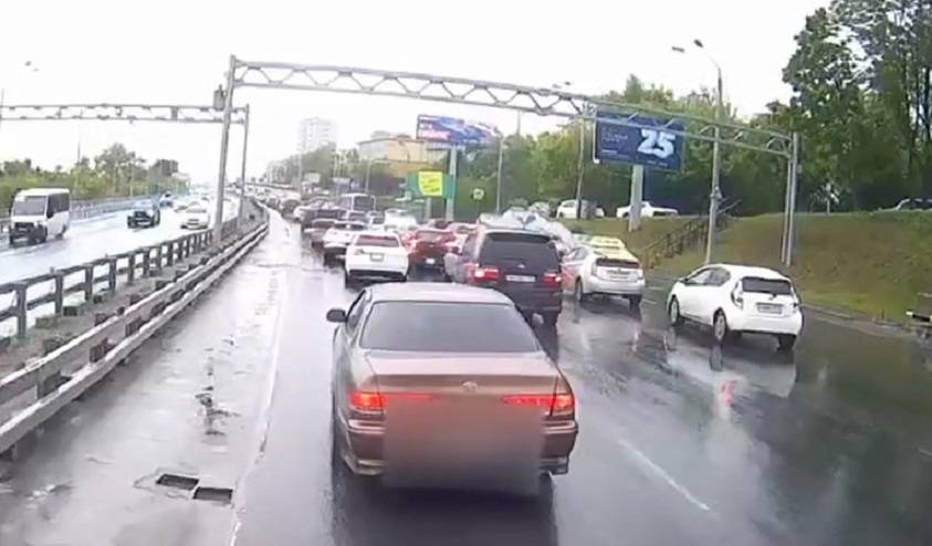Водитель устроил «засаду» автомобилю со спецсигналом