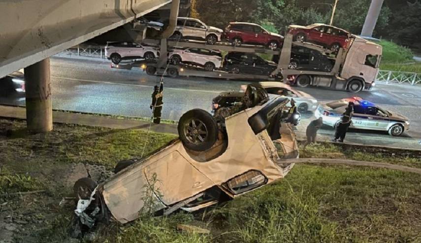 Авто свалилось с моста во Владивостоке