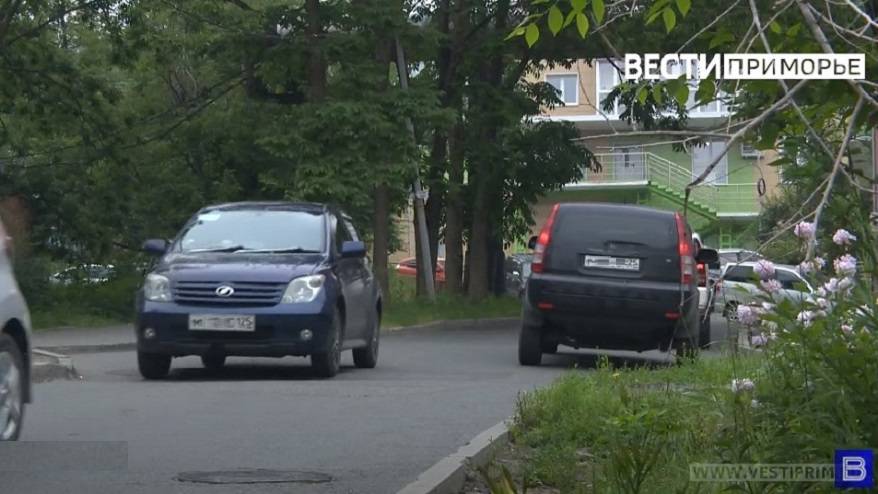 Банда малолеток закидывает камнями пассажиров авто с открытыми окнами Банда малолеток закидывает камнями пассажиров авто с открытыми окнами