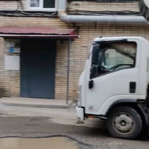 Ситуация с грузовиками по дворе многоэтажки злит горожан Ситуация с грузовиками по дворе многоэтажки злит горожан