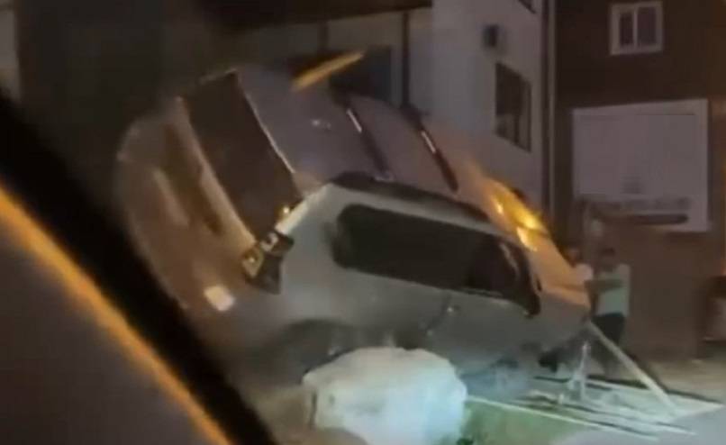 Land Cruiser «свалился» с косогора во Владивостоке