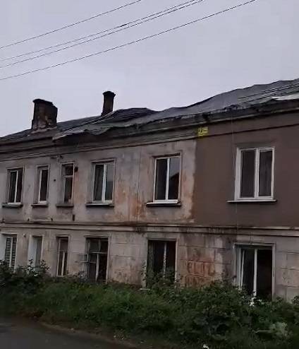 Рабочие разобрали крышу многоквартирного дома в Находке, и пришел циклон Рабочие разобрали крышу многоквартирного дома в Находке, и пришел циклон