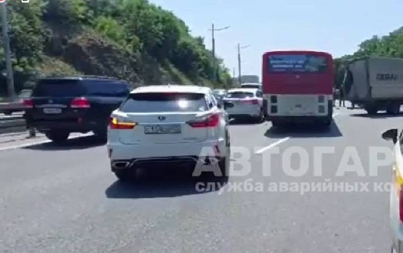 Массовое ДТП создало проблемы водителям на трассе в сторону Владивостока